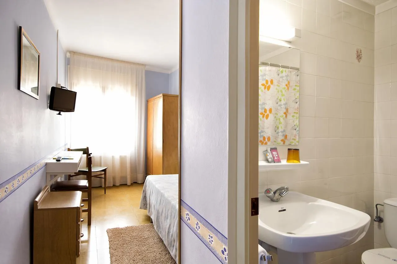 Guest house Hostal Fabrellas Caldes de Malavella